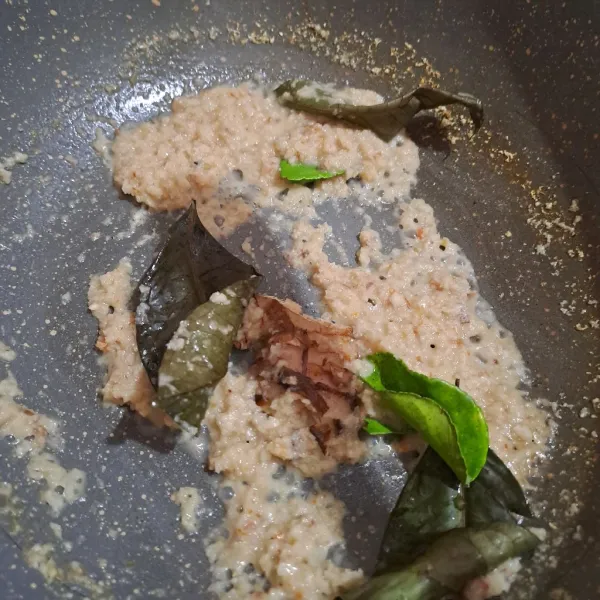 Tumis bumbu halus sampai harum Masukan bumbu aromatik.