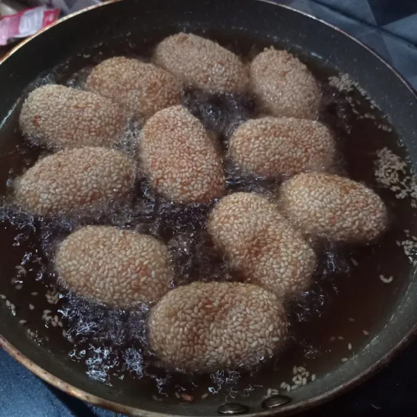 Goreng diminyak panas dengan api sedang sampai matang, tiriskan
