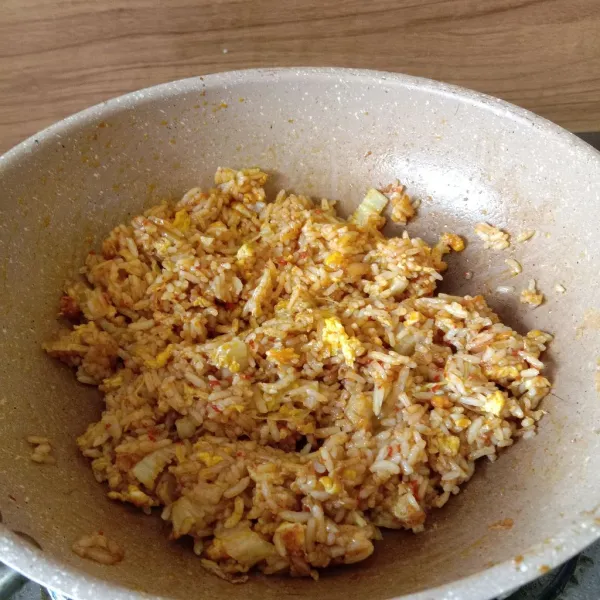 Masak hingga matang, koreksi rasa. Jangan lupa taburkan biji wijen dan tambahkan 1 potong ikan. Nasi Goreng Sederhana siap di sajikan 😉