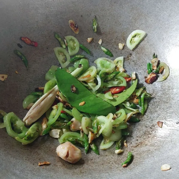Tambahkan bumbu cemplung dan tomat hijau.