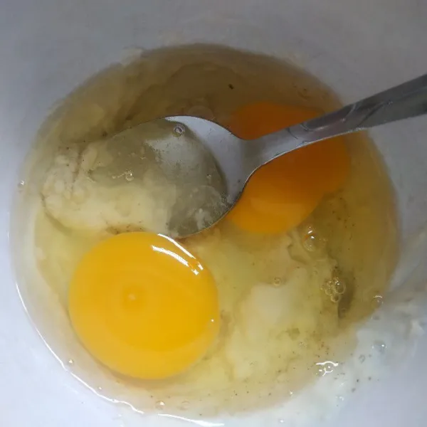 Campur tepung terigu, garam, lada bubuk dan air aduk rata kemudian tambahkan telur kocok hingga tercampur rata.