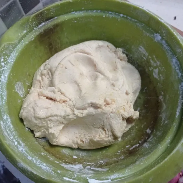 Aduk sampai rata dan adonan dapat dibentuk