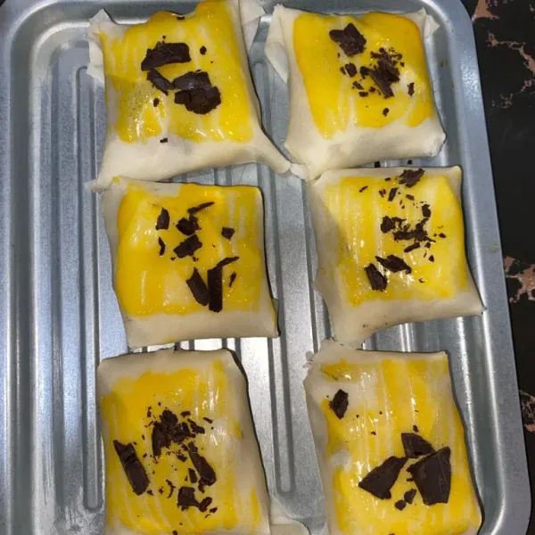 Setelah itu,oleskan kuning telur dan taburi coklat batang secukupnya.diganti keju parut juga bisa ya.lalu panggang di suhu 150 derajat selama 25 menit dan jadi deh..selamat mencoba ya