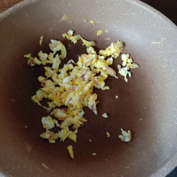 Masukkan telur, orak arik hingga matang.