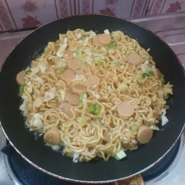 Panaskan teflon tuang sedikit minyak kemudian masukkan adonan mie, masak hingga bagian bawah matang.