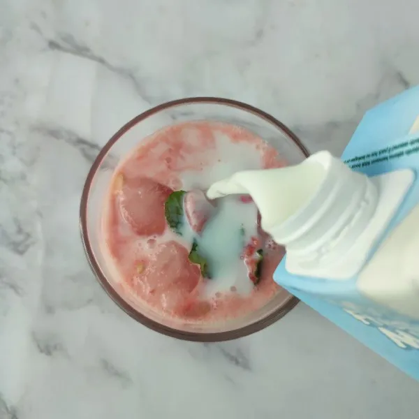 Tambahkan susu full cream, aduk rata dan sajikan.
