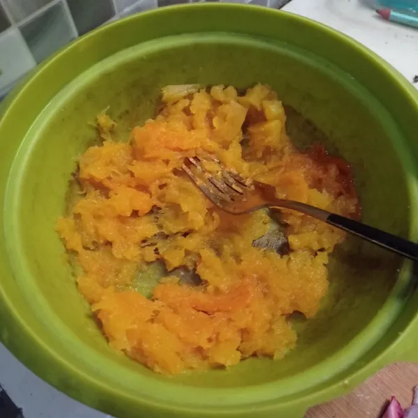 Haluskan labu kukus menggunakan garpu