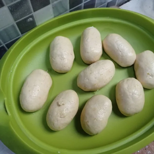 Kemudian bentuk adonan bulatan lonjong, lakukan sampai selesai