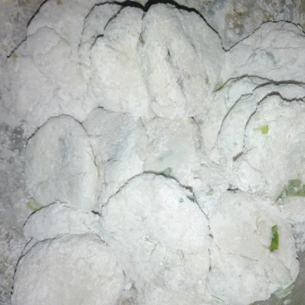 Aduk rata adonan lalu bentuk sesuai selera