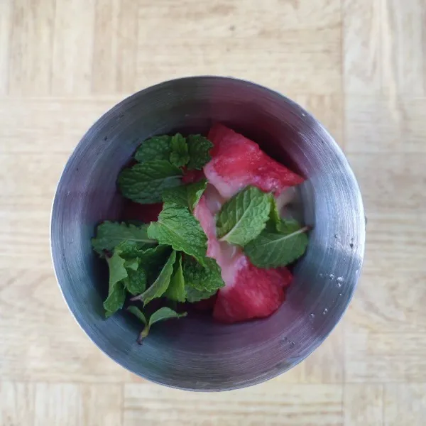Tambahkan SKM dan daun mint.