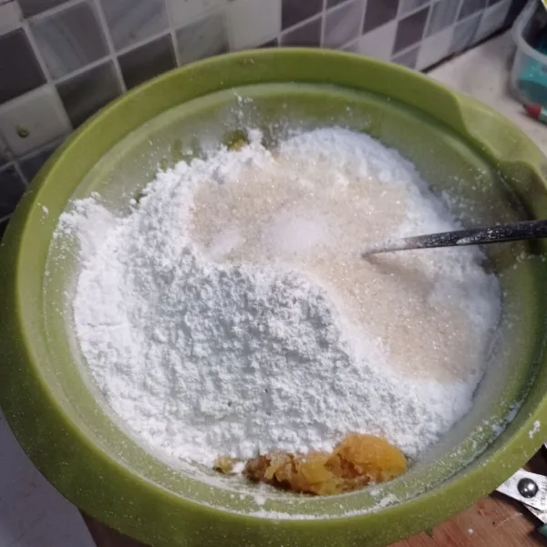 Masukan tepung ketan, gula, garam dan vanili bubuk