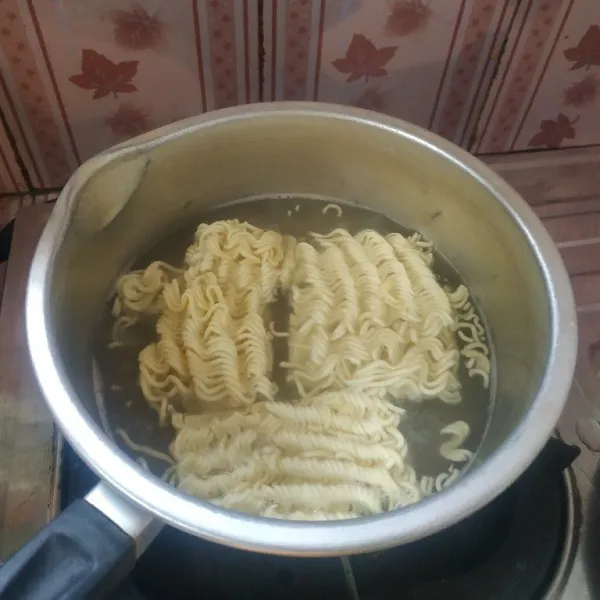 Rebus mie hingga lunak.
