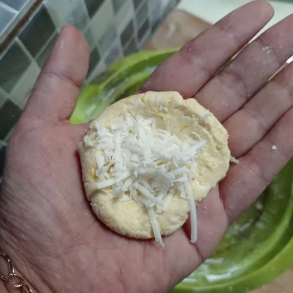 Ambil secukupnya adonan beri isian keju parut