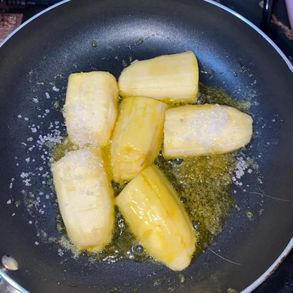Letak pisang dan gula pasir,aduk merata sampai gula mencair