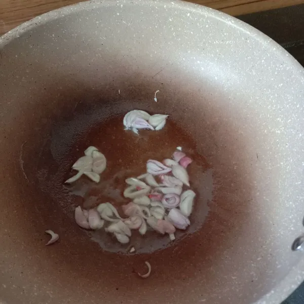 Tumis bawang merah hingga kecoklatan.