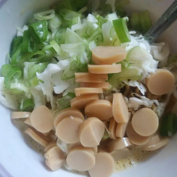 Tambahkan kol, daun bawang dan sosis aduk hingga tercampur rata.