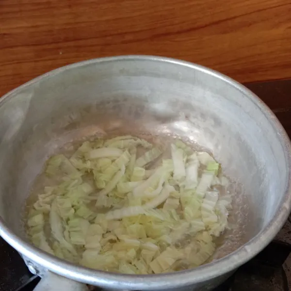 Rebus sawi putih hingga matang.