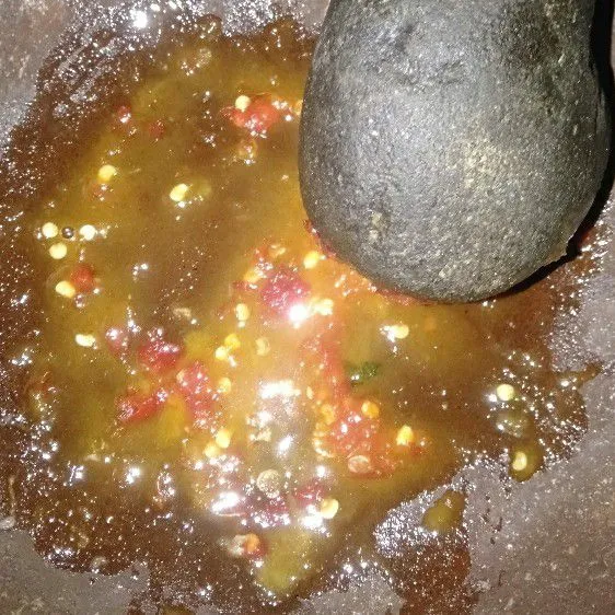 Haluskan cabai,gula merah dan garam secukupnya. Beri 2sdm air asam Jawa. Sambal siap dihidangkan bersama cireng