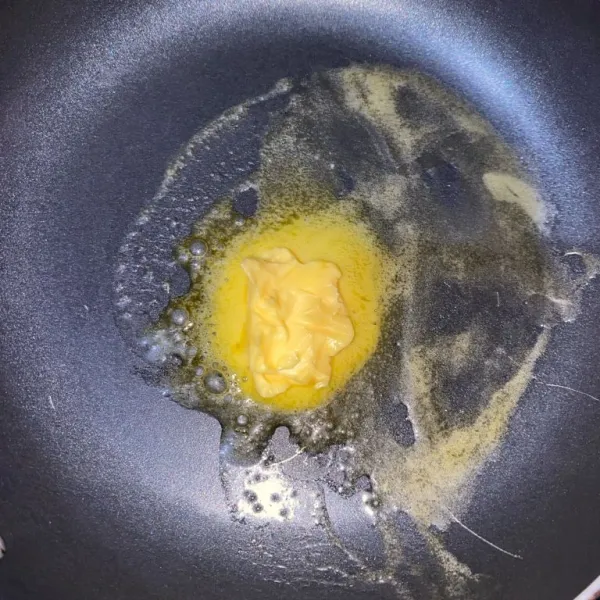 Lelehkan margarin dengan api kecil