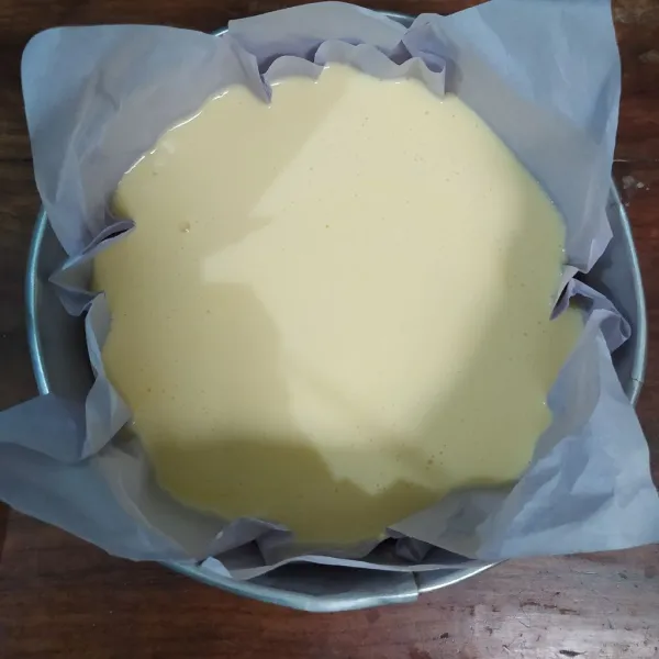 Tuang ke dalam loyang 18 cm yang sudah dialasi kertas roti.