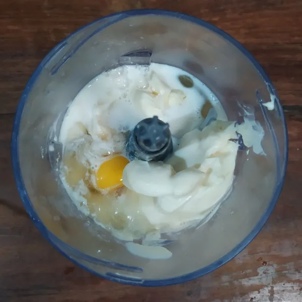 Masukkan semua bahan ke dalam blender.