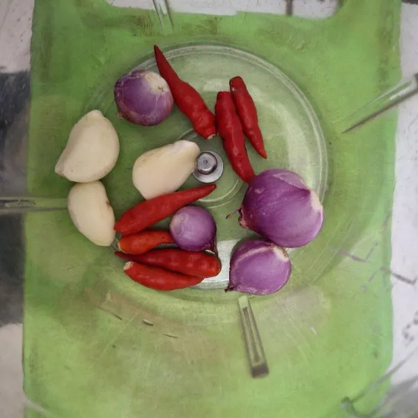 Haluskan bawang merah, bawang putih, dan cabai rawit.