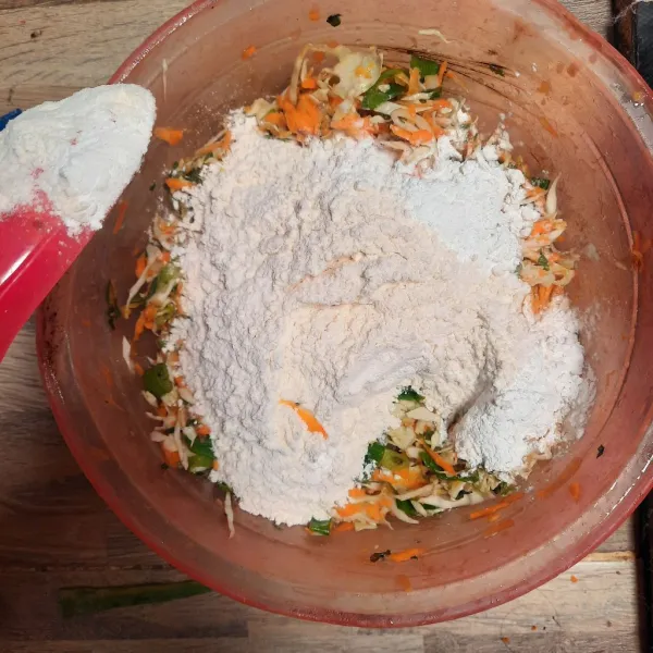 Masukkan tepung terigu dan tepung beras, aduk kembali sampai semua tercampur rata.