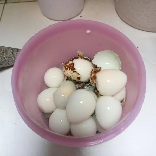 Rebus telur puyuh sampai matang. Kemudian rendam di air dingin, lalu kupas.