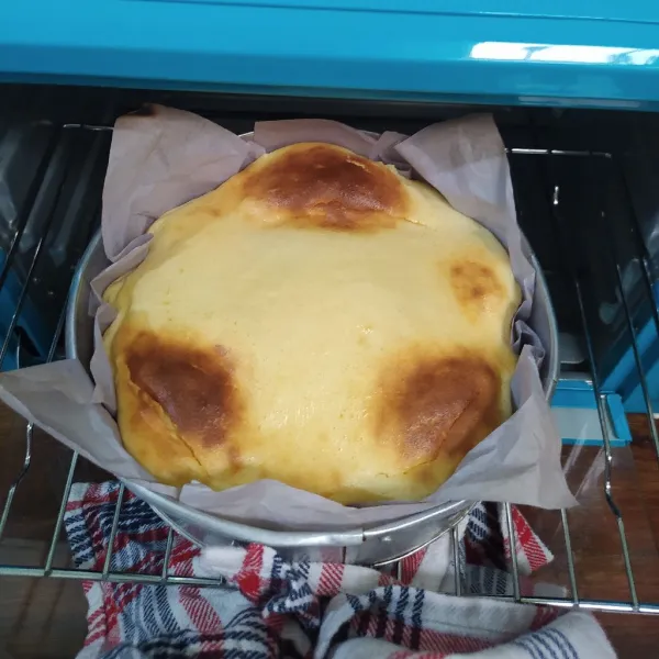 Masukkan ke dalam oven di rak bawah dengan suhu 230°C selama ± 20 menit.
