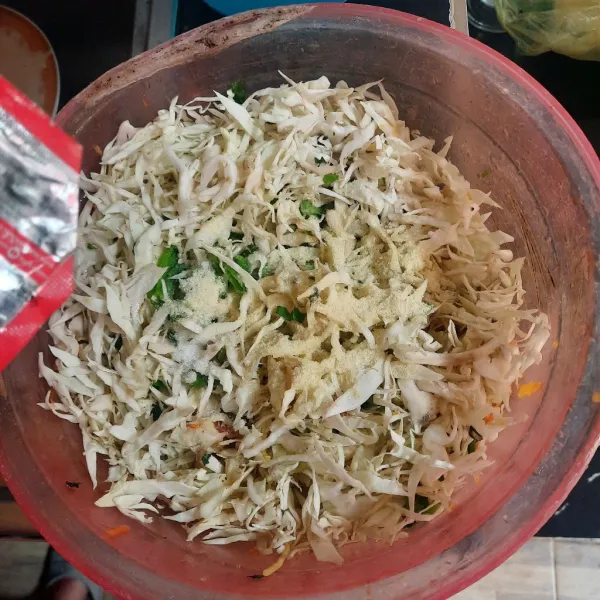 Tambahkan semua bahan penyedap, aduk sampai tercampur rata.