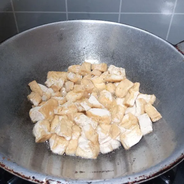 Potong tahu kotak-kotak kecil. Kemudian goreng hingga berkulit.