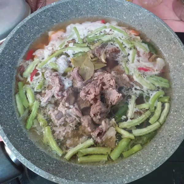 Potong-potong daging, masukkan ke dalam sayuran. Seasoning dengan lada, garam, kaldu bubuk, kecap manis, dan air asam jawa.