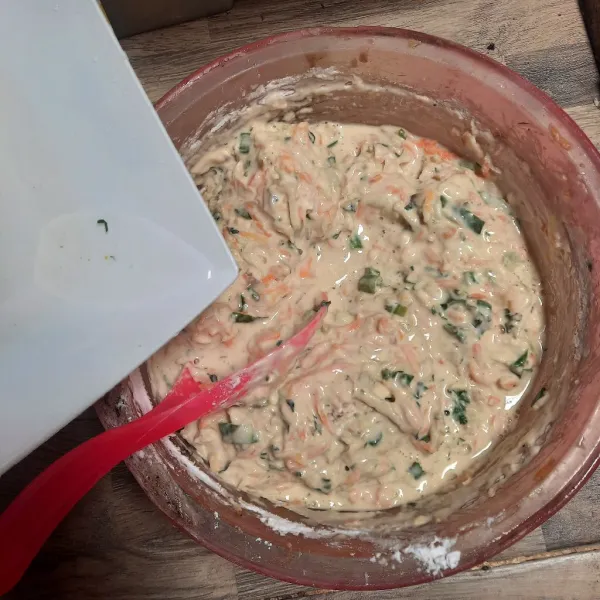 Masukkan air bertahap sambil diaduk-aduk.