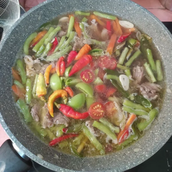 Masukkan cabe rawit dan tomat. Kemudian koreksi rasanya.