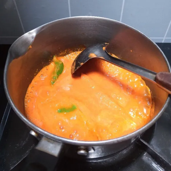 Haluskan bumbu-bumbu. Tumis bumbu bersama daun jeruk dan daun salam. Tumis hingga harum. Kemudian, tuang air secukupnya. Aduk rata.