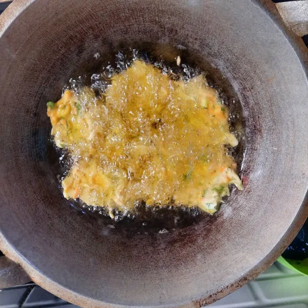 Panaskan minyak, masak bakwan dengan api sedang, masak sampai warna berubah kuning keemasan, tiriskan.