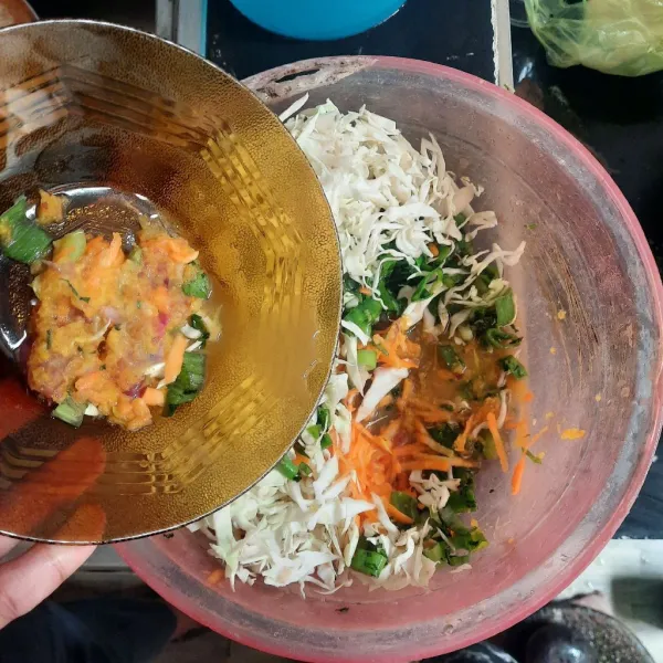 Masukkan bumbu halus.