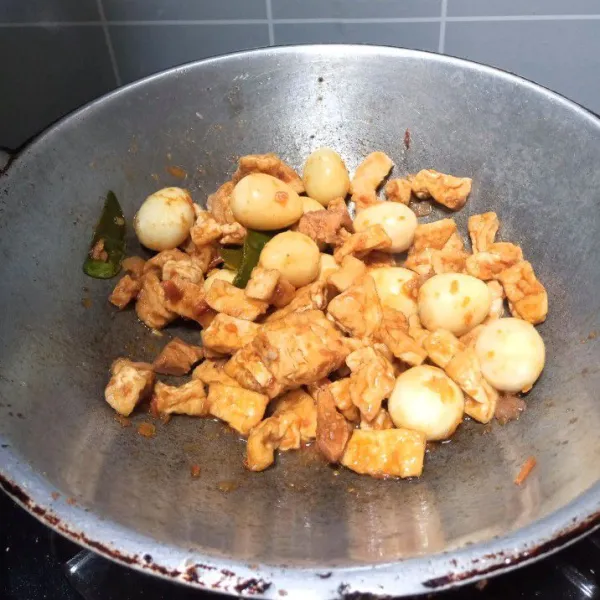 Tambahkan garam, kaldu bubuk, merica bubuk dan kecap. Aduk-aduk hingga rata. Masak hingga air menyusut. Tes rasa dulu sebelum diangkat.