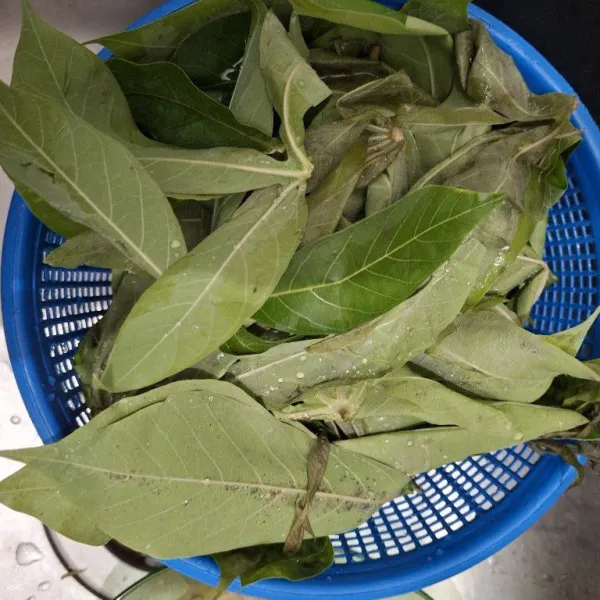 Cuci bersih daun singkong lalu rebus hingga matang.