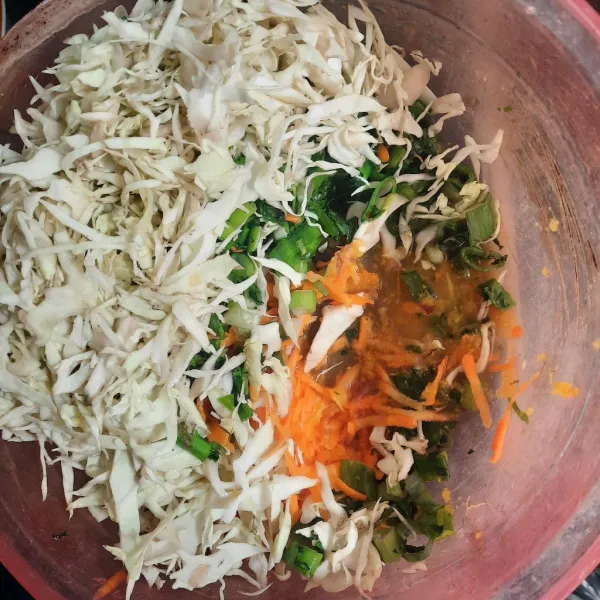 Masukkan semua bahan yang diiris.