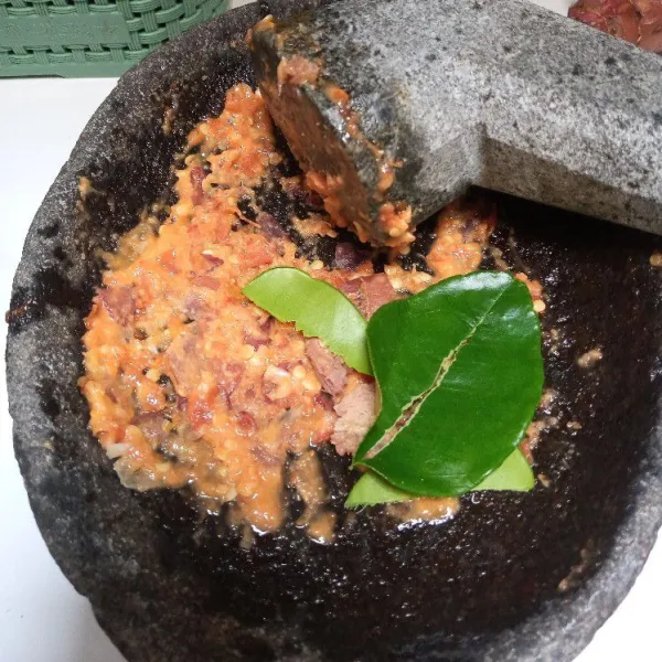 Haluskan bumbu-bumbu. Tambahkan daun jeruk.