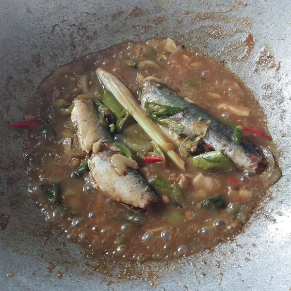 Tambahkan ikan, masak hingga air menyusut.