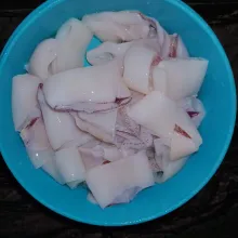 Potong cumi-cumi berbentuk cincin, lumuri dengan jeruk nipis agar tidak bau amis.