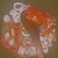 Masukkan tomat dan cabai merah keriting sampai sedikit layu.