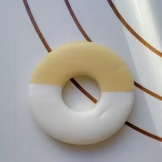 Bentuk adonan menjadi bulat, lalu pipihkan. Cetak dan bentuk dengan cetakan kue berbentuk donat