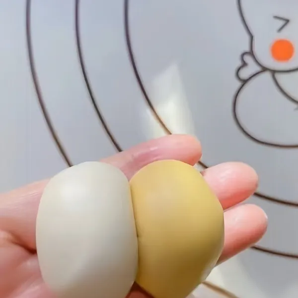 Ambil satu adonan putih dan satu adonan kuning yang sudah dicampur pasta labu. Satukan kedua adonan dengan air (agar lengket)