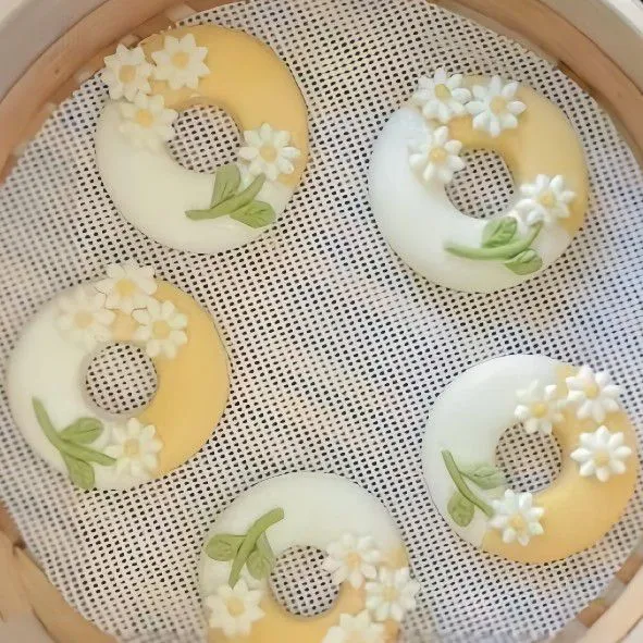 Letakkan donat yang sudah dihias di tempat hangat selama 15 menit untuk fermentasi. Lalu kukus donat sesuai metode yang diinginkan hingga matang