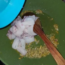 Masukkan cumi-cumi.