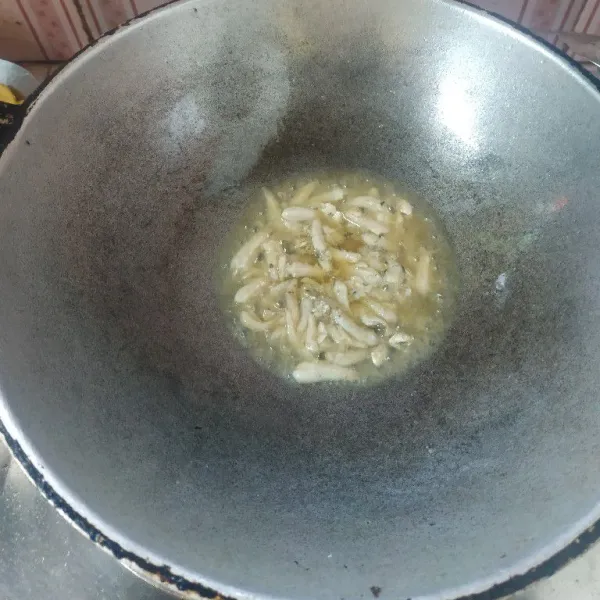 Cuci bersih teri kemudian goreng hingga kering.