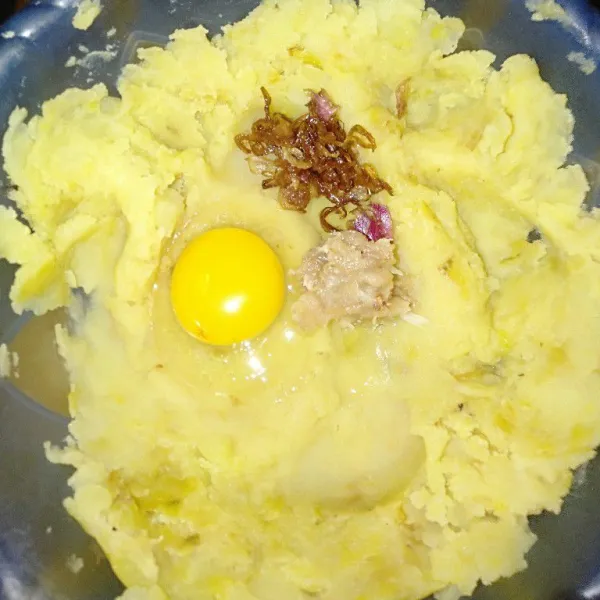 Tambahkan 2dm tepung terigu bumbu halus dan bawang goreng